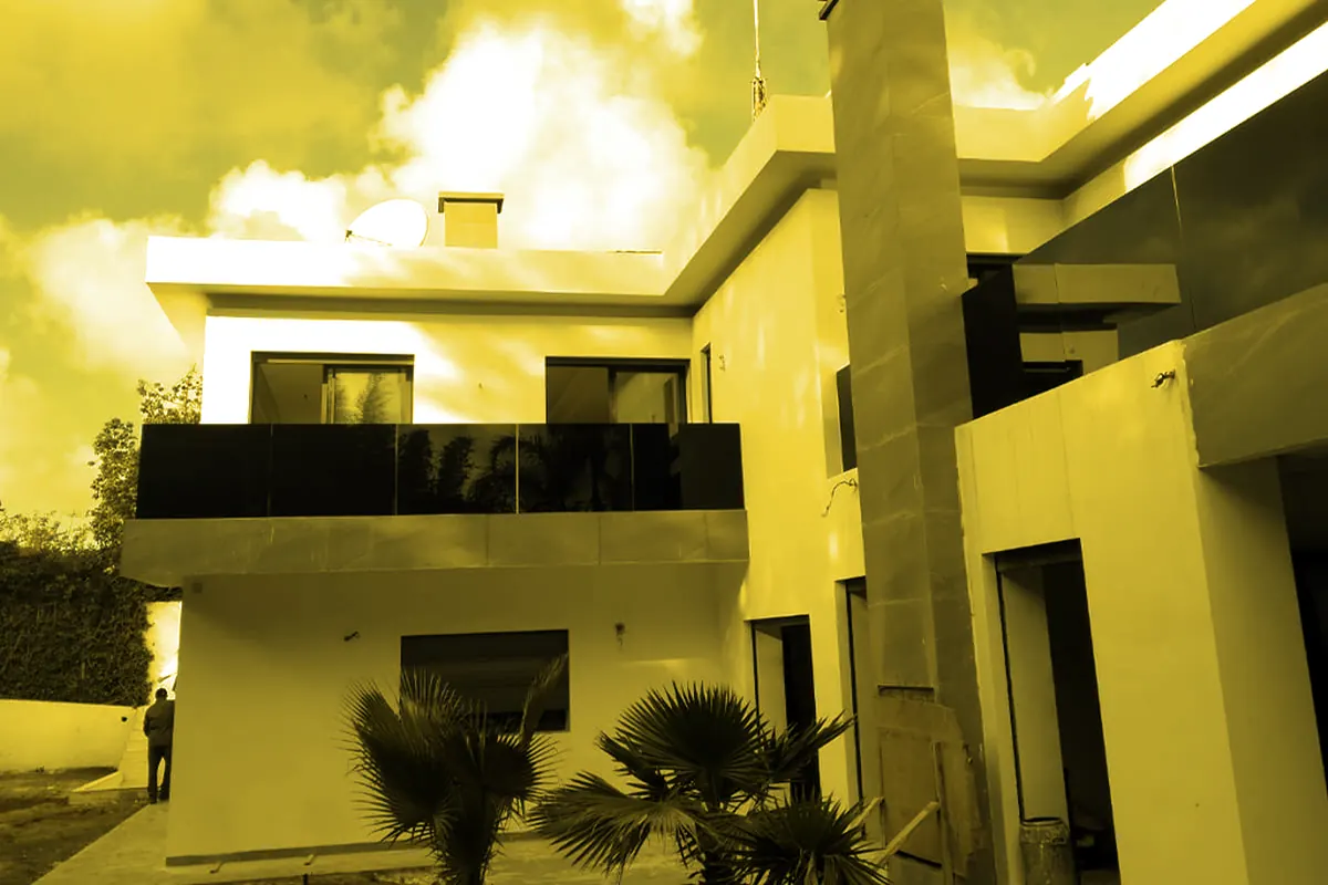 A house with aluminium windows and a glass balcony.